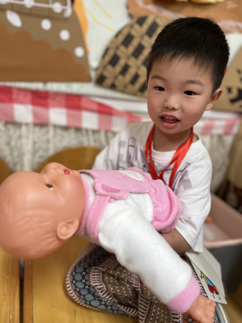 朱予安抱娃娃.jpg